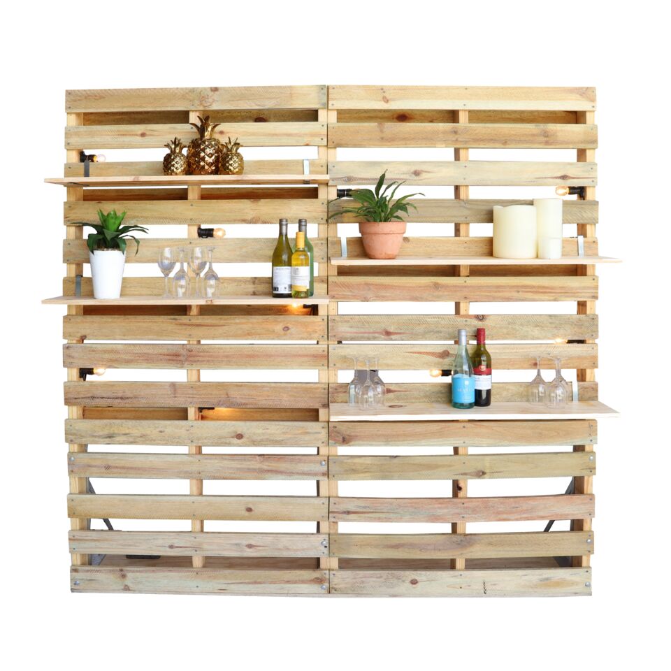 pallet back wall with shelves | © Event Marquees